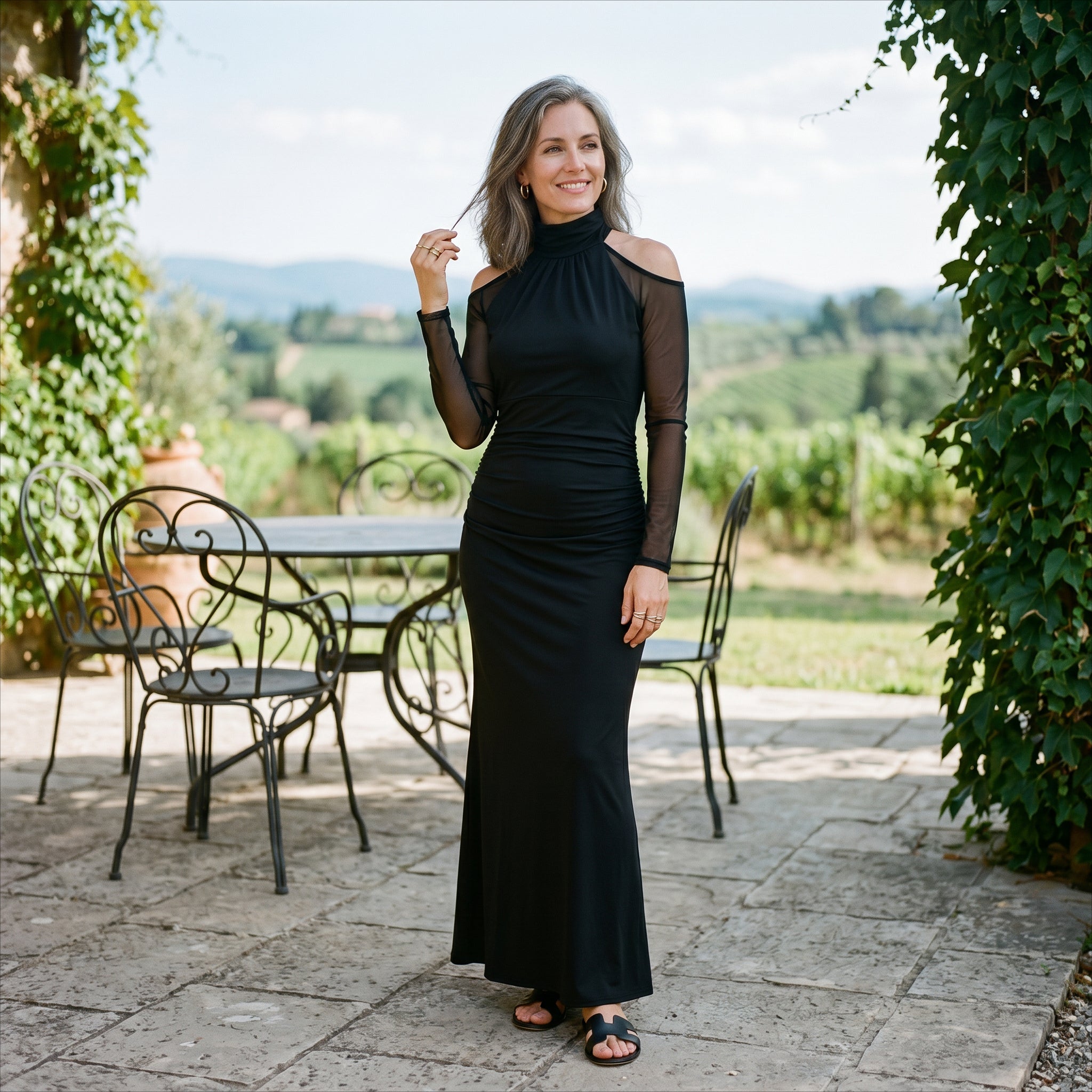 Amelia - Elegancka Czarna Suknia Wieczorowa z Przezroczystymi Rękawami 3